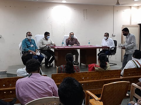 कुही :  तहसील कार्यालयात मार्गदर्शन करताना जिल्हाधिकारी ठाकरे.