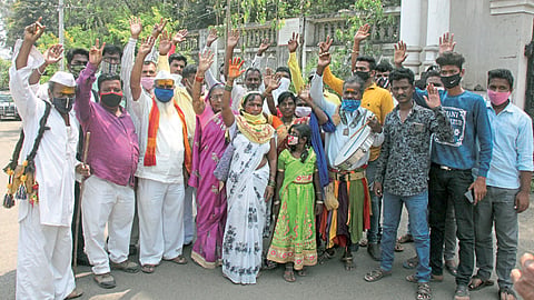 साताऱ्यात कलाकारांचा एल्गार, जिल्हाधिकारी कार्यालयासमोर आंदोलन