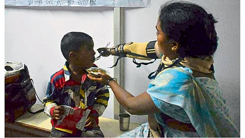 पुणे - कृत्रिम हात बसविल्यानंतर आपल्या चिमुकल्याला घास भरविताना बारामती तालुक्‍यातील सांगवी येथील कल्पना शिनगारे.