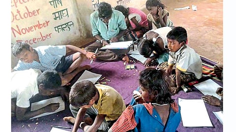 पौड - ‘डोनेट एड सोसायटी’मार्फत चालविण्यात येणाऱ्या  ‘डे-केअर सेंटर’मधील मुले.