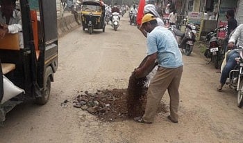 The work of filling the potholes on the road has started in Shevgaon