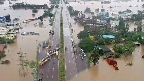 पूरग्रस्तांना मिळणार रोख मदत; चौफेर टीकेनंतर सरकारची माघार