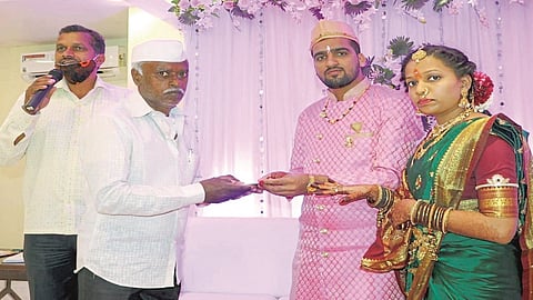 लई भारी! लग्नाचा डामडाैल बाजूला ठेऊन भालेघरच्या पवार कुटुंबीयांचा गावाच्या विकासासाठी निधी