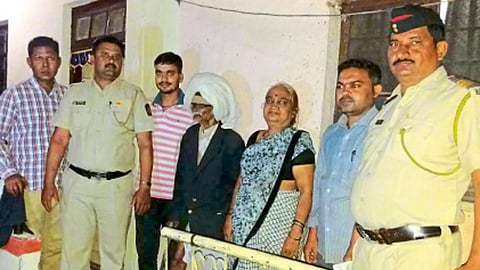 जुनी सांगवी (पिंपरी) - लक्ष्मण गवाळे यांना मुलीच्या स्वाधीन करताना आळंदी पोलिस आणि तरुण कार्यकर्ते.