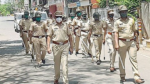 वडगाव मावळ ः चैत्र पौर्णिमेच्या उत्सवात होणारी गर्दी टाळण्यासाठी पोलिसांनी बाजारपेठेत रूटमार्च केले.