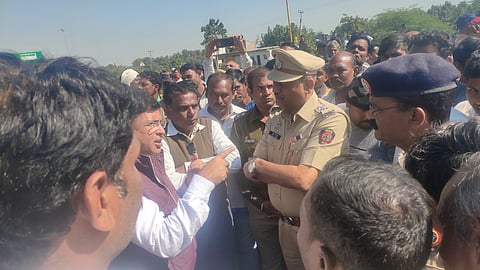 रामटेक ः आंदोलनकर्त्यांची समजूत काढताना पोलिस अधिकारी.