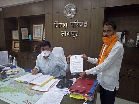 मौदा  :समाजकल्याण अधिका-यांना मागणीचे निवेदन देताना निखिल शिंदे. 