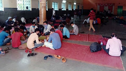 अधिकाऱ्यांची पाझरली माणूसकी...110 परंप्रातीय कामगारांना मिळाला निवारा ! 