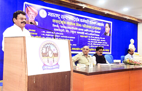 नागपूर : महाराष्ट्र राज्य कास्ट्राईब कर्मचारी कल्याण महासंघाच्या वर्धापनदिन कार्यक्रमात बोलताना कवी राहुल वानखेडे; बाजूला अरुण गाडे व इतर. 