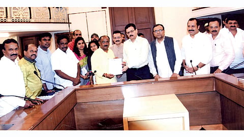 पुणे - मराठा आरक्षणासह विविध मागण्यांचे सोमवारी विभागीय आयुक्‍त डॉ. दीपक म्हैसेकर यांना निवेदन देताना मराठा क्रांती मोर्चा आणि सकल मराठा समाजाचे पदाधिकारी.
