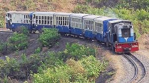 माथेरानची मिनी ट्रेन कार्यशाळेत नेण्यासाठी नेरळकडे रवाना झाली आहे. 