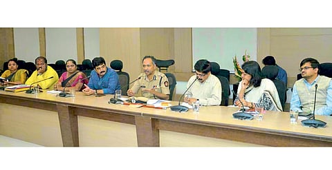 महापालिका - वाहतुकीसंदर्भातील बैठकीत उपस्थित मुरलीधर मोहोळ, शेखर गायकवाड, डॉ. के. वेंकटेशम आदी.