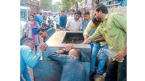 मुंबई - पालिकेने केलेली कारवाई.