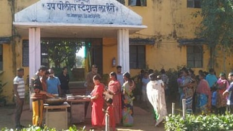Laheri police arranged food ane meals for tribal people 