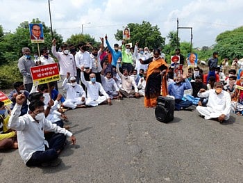 जळगावात कृषी विषयक धोरणांविरोधात महामार्गावर रस्तारोको 