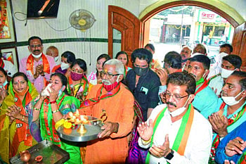 जळगाव शहरात घंटा अन्‌ शंखनादाच्या गजरात मंदिर खुली 
