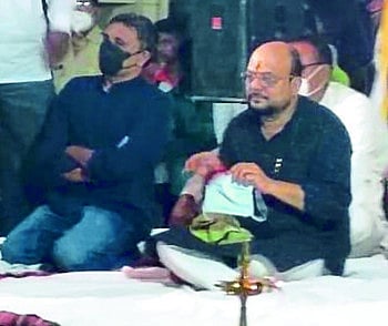 पालकमंत्री पाटील यांनी भाजपचे माजी आमदार पुत्राला दिला ‘कानमंत्र’ 