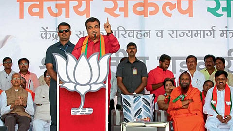 सोलापूर - प्रचार सभेत मंगळवारी बोलताना केंद्रीय मंत्री नितीन गडकरी.