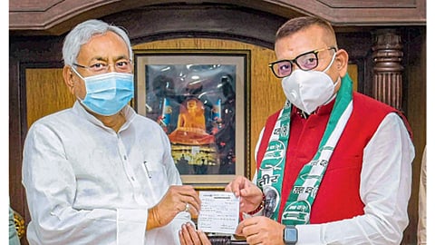 बिहारचे मुख्यमंत्री नितीशकुमार व संयुक्‍त जनता दलात प्रवेश केलेले माजी पोलिस महासंचालक गुप्तेश्‍वर पांडे.