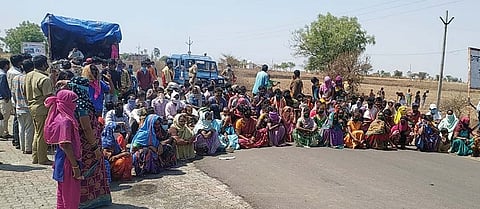 कसगी (ता. उमरगा) : मुंबईहून तेलंगणाकडे निघालेल्या मजुरांना महाराष्ट्र-कर्नाटक सीमेवर कर्नाटक पोलिसांनी रोखल्याने सीमेवरच बसून असलेले मजूर.