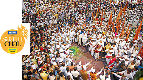 आकुर्डी - 'सकाळ माध्यम समूह' आणि फिनोलेक्‍स केबल्स यांच्यातर्फे आयोजित "साथ चल'' उपक्रमांतर्गत आई-वडिलांच्या सेवेची शपथ घेताना भाविक व वारकरी.