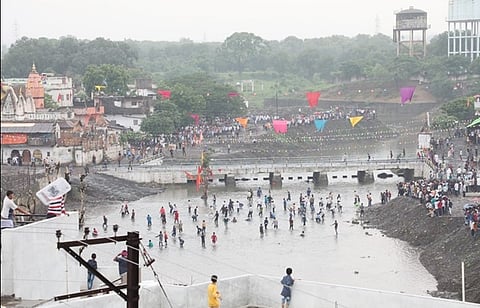पांढुर्णा ः गोटमार यात्रेत एकमेकांवर दगड चालविताना दोन्ही पक्ष.