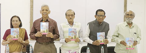 नागपूर : "देशाटनाची शतपावली' पुस्तकाचे प्रकाशन करताना रोहिणी व कर्नल डॉ. नारायण देशमुख, डॉ. वि. स. जोग, चंद्रकांत लाखे व विनोद देशमुख.
