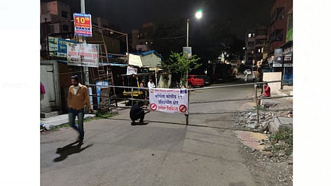 पीसीएमटी चौक, भोसरी - येथील रस्त्यावरील बॅरेकेट्सवर प्रवेश निशिद्धचे फ्लेक्स महापालिकेद्वारे शुक्रवारी (ता. १०) मध्यरात्री लावण्यात आले.