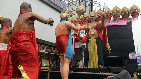 काल्पनिक मंदिरे आणि ऐतिहासिक हलते देखावे 