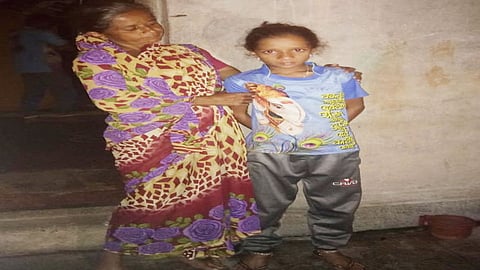 सणबूर : मामाच्या गावाहून सोमवारी मध्यरात्री घरी पोचल्यानंतर आईसमवेत अनुष्का. 