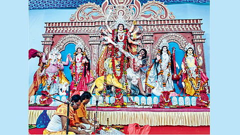 हडपसर - माती, नैसर्गिक रंग, बांबू आणि भाताच्या पेंढ्यापासून तयार केलेली १३ फूट उंच व १८ फूट लांब मूर्ती सर्वांचे लक्ष वेधून घेत आहे.