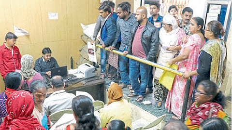 नागरीसुविधा केंद्र, पालिका भवन, पिंपरी - आधार कार्ड काढण्यासाठी झालेली नागरिकांची गर्दी.