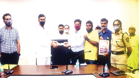 साताऱ्यातील 'या' गणेशाेत्सव मंडळाने कोराेनाच्या लढ्यासाठी दिले एक लाख 11 हजार 111 रुपये