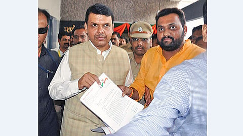 नाशिक - पेलिकन पार्कसंदर्भात मुख्यमंत्री देवेंद्र फडणवीस यांना निवेदन देताना नगरसेवक मुकेश शहाणे.