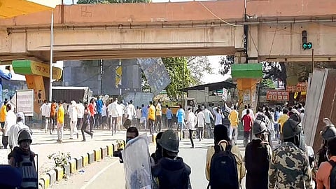 Police Lathicharge On Farmers In Aurangabad
