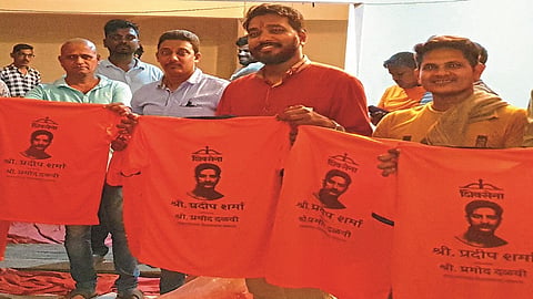 नालासोपारा ः प्रदीप शर्मा यांचे छायाचित्र असलेले टी-शर्टचे गोविंदा पथकांना वाटप करताना शिवसेना कार्यकर्ते.                  (छायाचित्र ः विजय गायकवाड)