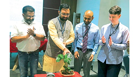 डेक्कन जिमखाना - ‘अनाथ मुलांचे कुटुंबासमवेत संगोपन’ या विषयाशी संबंधित परिषदेचे उद्‌घाटन रोपाला पाणी घालून करण्यात आले. या वेळी (डावीकडून) मिलिंद कुलकर्णी, प्रवीण घुगे, इयान आनंद आदी.