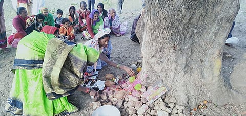  रामटेक ः झाडातून देवी प्रगटल्याच्या अफवेला बळी पडून झाडाखाली जमलेल्या गावातील साध्याभोळ्या महिला. 