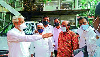 केळी पीकविम्याबाबत दोन दिवसांत तोडगा काढा; मुख्यमंत्र्यांचे अधिकाऱ्यांना आदेश