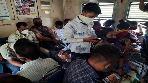 गर्दीचे शून्य नियोजन, लोकलमध्ये अनेक प्रवाशांचा विना मास्क प्रवास