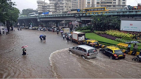 Mumbai Rain: मुंबई- ठाण्यासह उपनगरात मुसळधार पाऊस, जाणून घ्या पावसाचे लेटेस्ट अपडेट्स 