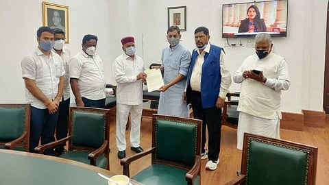 MP Sambhaji Raje Chhatrapati handed over the demand statement to Union Social Justice Minister Thavarchand Gehlot kolhapur marathi news