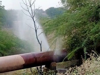 मनपाचे दुर्लक्ष आणि धुळ्याची पाणीपुरवठा करणारी जलवाहिनी फुटली 