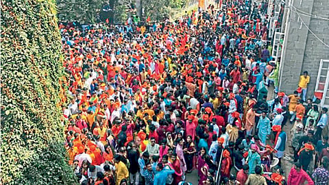 स. प. महाविद्यालय - छत्रपती शिवाजी महाराज यांच्या पालखी सोहळ्यात सहभागी झालेले विद्यार्थी.