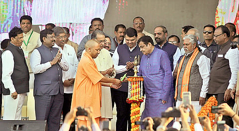  रेशीमबाग ः ऍग्रोव्हिजन या कृषी प्रदर्शनाचे उद्‌घाटन करताना उत्तरप्रदेशचे मुख्यमंत्री योगी आदित्यनाथ, केंद्रीय कृषिमंत्री राधामोहन सिंह, मुख्यमंत्री देवेंद्र फडणवीस, केंद्रीय मंत्री नितीन गडकरी, केंद्रीय राज्यमंत्री हंसराज अहीर, बिहारचे कृषिमंत्री प्रेमकु