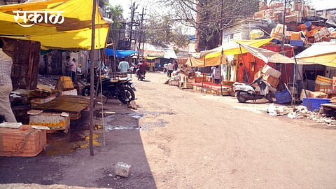 Nagpur police order to closed fish market mayor reopen it in Nagpur 