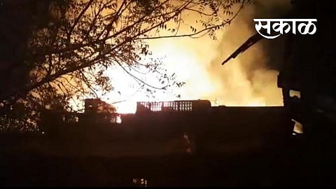 breaking akola news fire lakkdgang akola Three houses with four shops on fire
