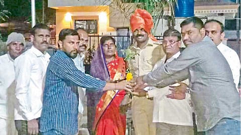 हिंगणेवाडी (ता. इंदापूर) - फौजदार सतेश जाधव (मध्यभागी), आई चांगुणा, वडील शिवाजी यांचा सत्कार करताना गावातील पदाधिकारी.