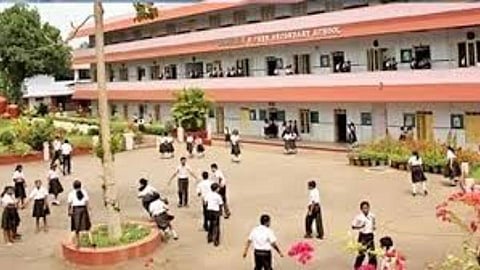 Students of Mahadji Shinde Vidyalaya in Shrigonde have sold the vegetables 