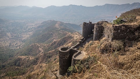 पुणे : सिंहगडावरून तरुण पडला पण...(व्हिडिओ)